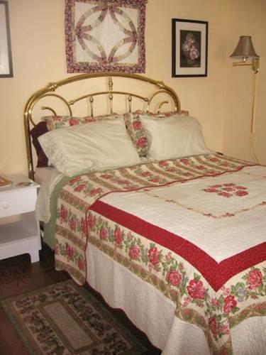 Мини-отель The Cobbled Path Bed and Breakfast