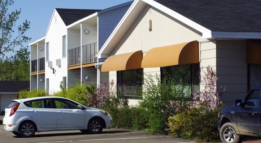 Отель Four Seas Beach Motel