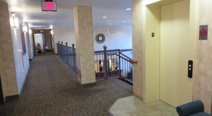 Отель Crossings Inn and Suites by GrandStay