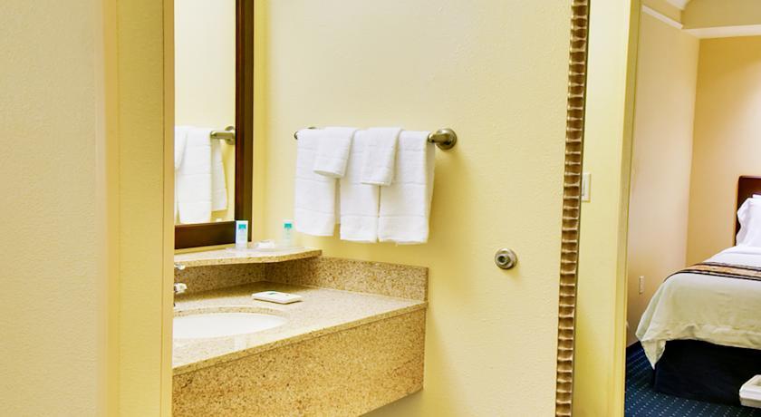 Отель SpringHill Suites Erie