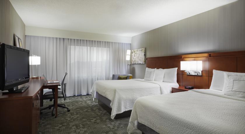 Отель Courtyard Chicago St. Charles