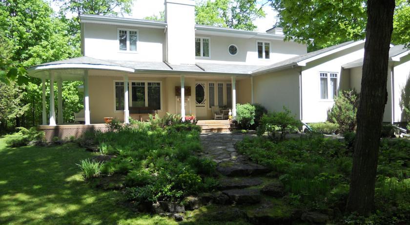 Мини-отель Maple Ridge Bed and Breakfast