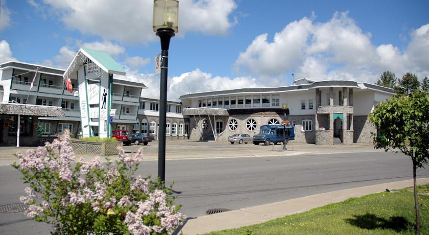 Отель Hotel Manoir des Laurentides