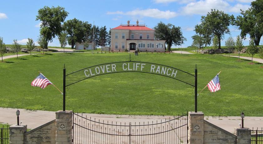 Мини-отель Clover Cliff Ranch Bed and Breakfast
