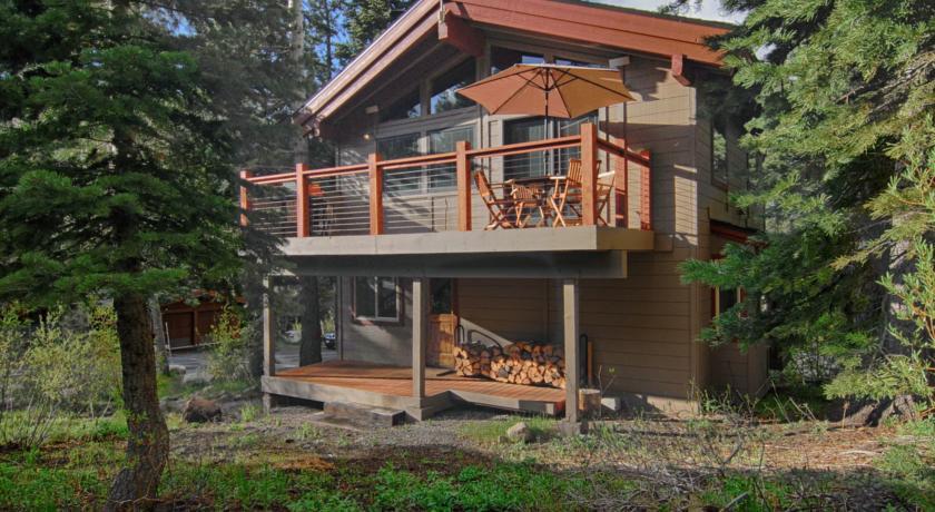 Апартаменты Alpine Chalet by Tahoe Vacation Rentals