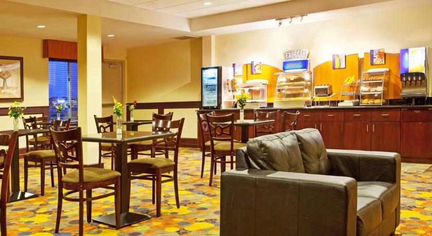 Отель Holiday Inn Express Hotel & Suites Waukegan 