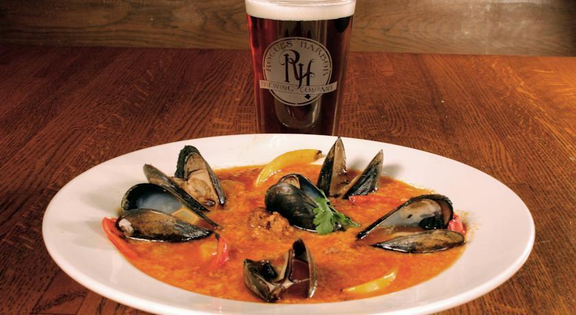 Отель Rogues' Harbor Inn, Restaurant & Brewing