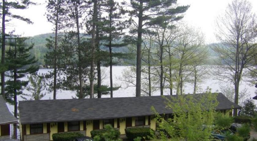 Отель Boulders Lakefront Motel