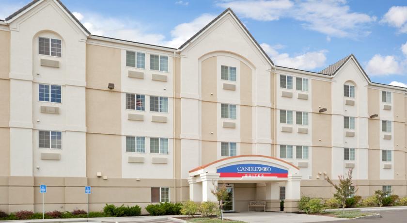 Отель Candlewood Suites Medford