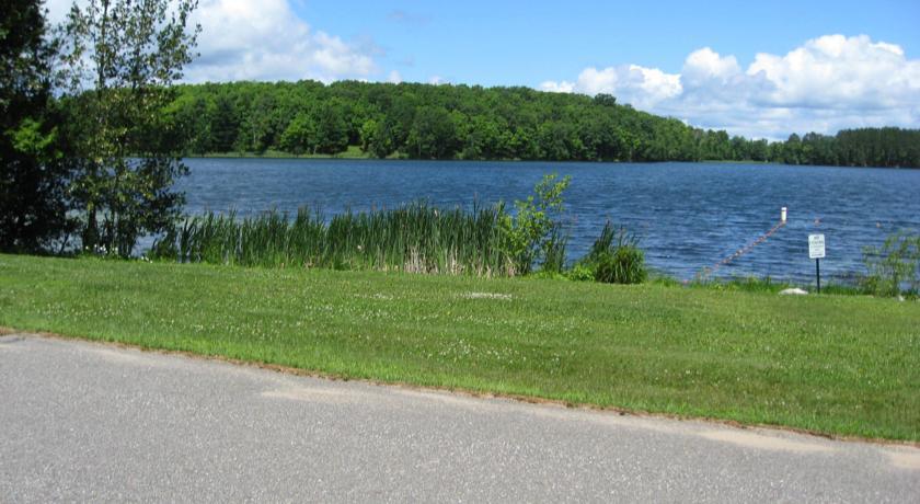 Апартаменты Maple Lake Home