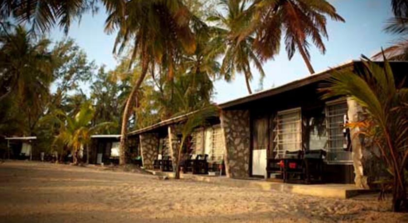 Отель Small Hope Bay Lodge