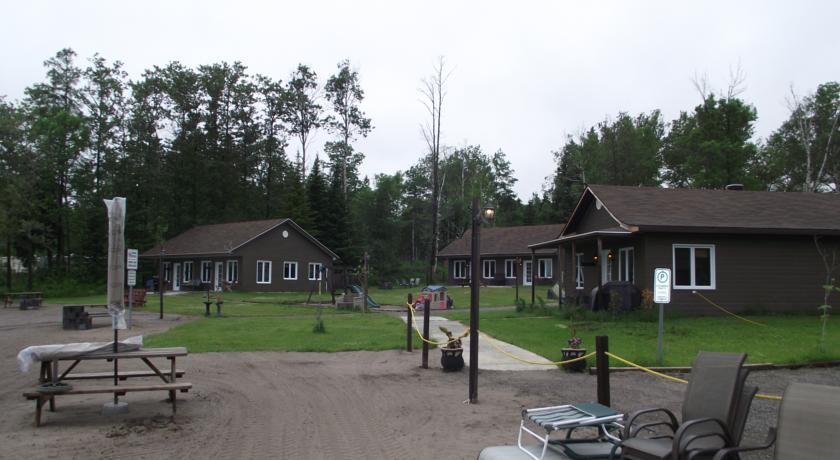 Отель Les Chalets Baie Cascouia