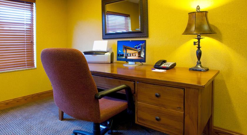 Отель Holiday Inn Express Hotel & Suites Weston
