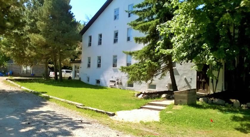 Апартаменты Blue Mountain Rentals - Five-Bedroom Cottage with Hot Tub