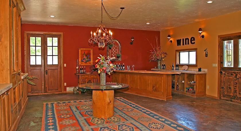 Мини-отель Thousand Springs Winery Bed and Breakfast