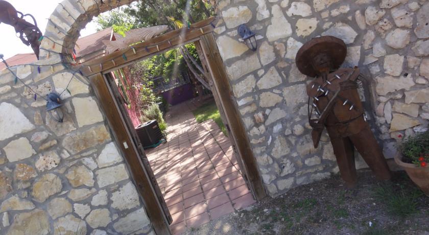 Отель Lost Parrot Cabins