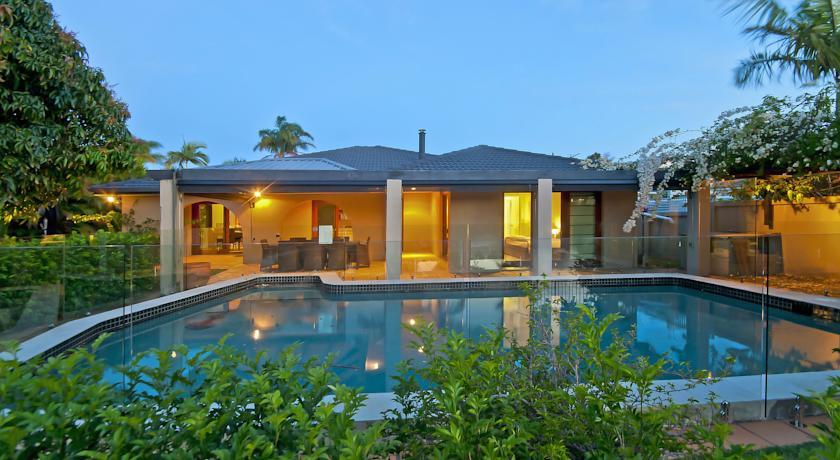 Bal Harbour Broadbeach Waters Holiday Home