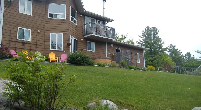 Мини-отель Laughing Waters Bed & Breakfast and Vacation Rental