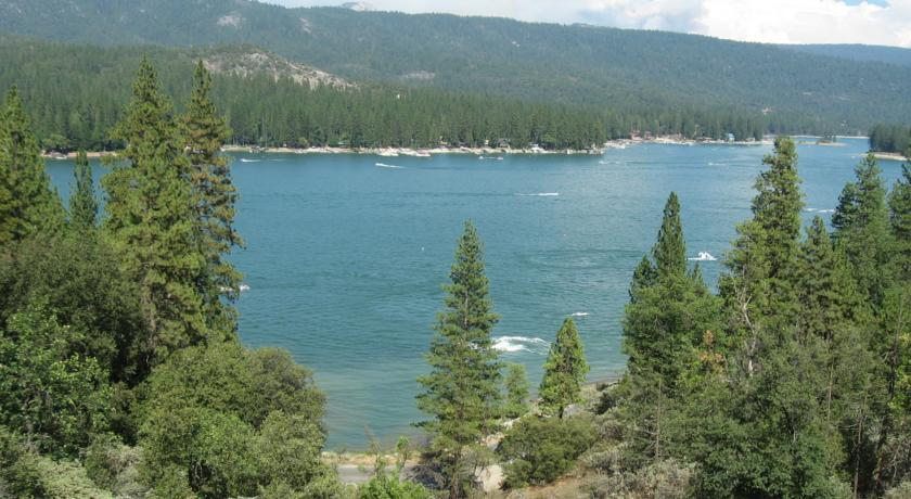 Апартаменты Manzanita Cabin - Bass Lake