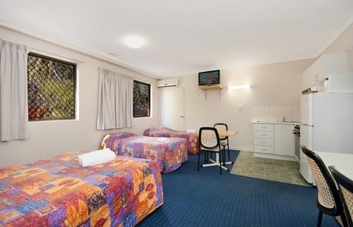 Отель Cluden Park Motor Inn