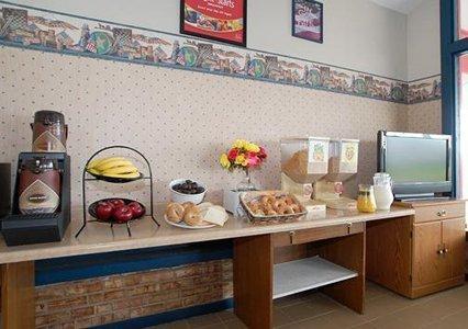 Отель Econo Lodge West Liberty
