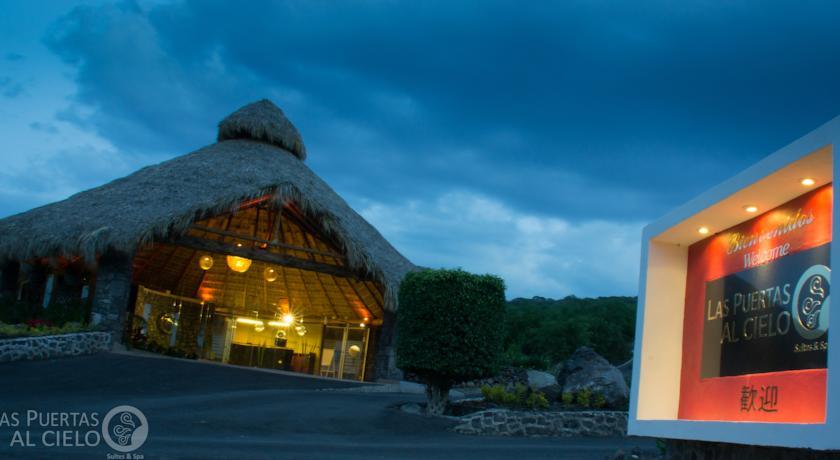 Отель Las Puertas al Cielo Suites & Spa