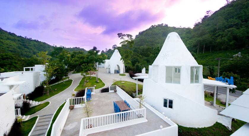 Отель Aristo Chic Resort & Farm