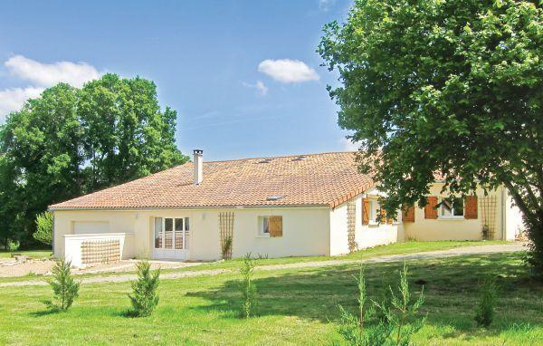 Апартаменты Holiday home Beaulieu sur Sonnette CD-1374