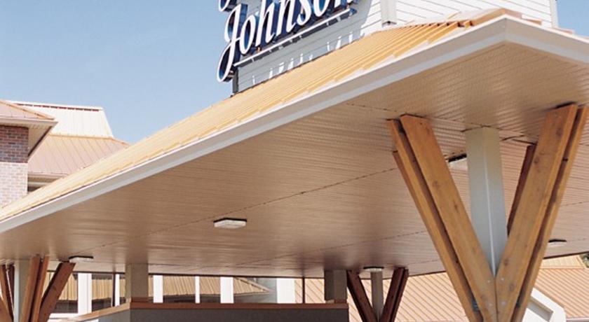 Отель Howard Johnson Hotel & Suites Victoria