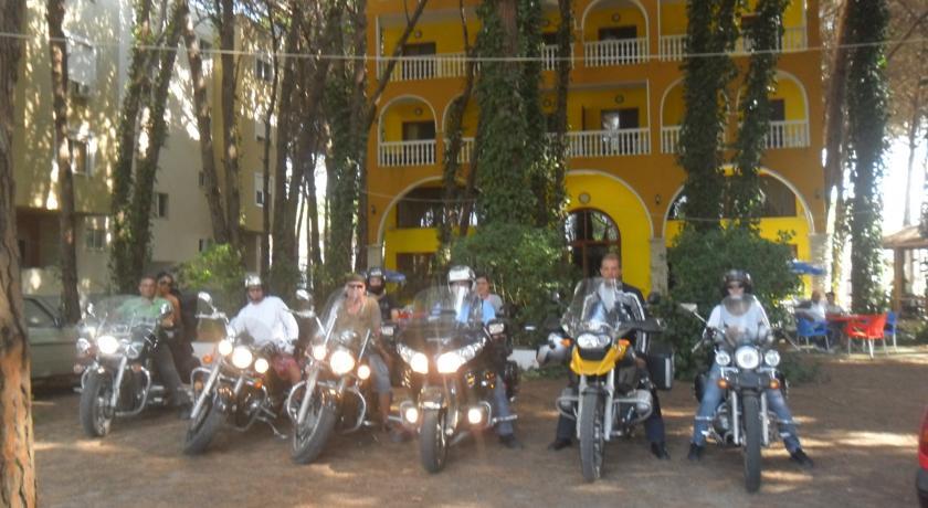 Отель Hotel Camping Mali i Robit