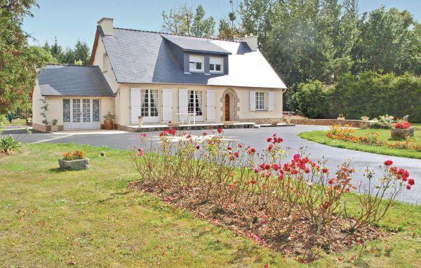 Апартаменты Holiday home Pleguien UV-1638