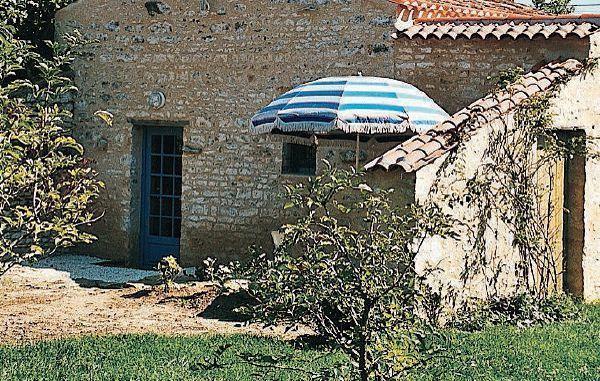 Апартаменты Holiday home Longeville sur Mer IJ-877