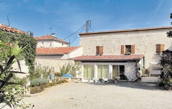 Апартаменты Holiday home St Angeau K-777