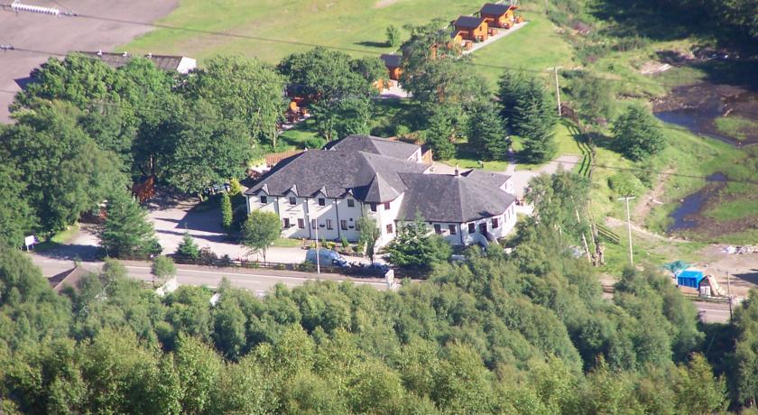 Отель MacDonald Hotel & Cabins