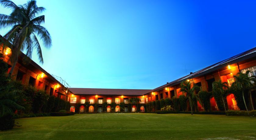 Отель Fort Ilocandia Resort