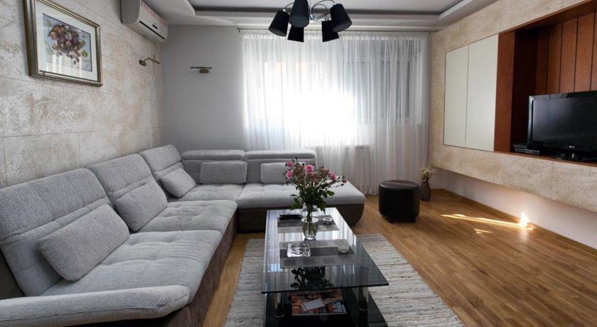 Apartment 32