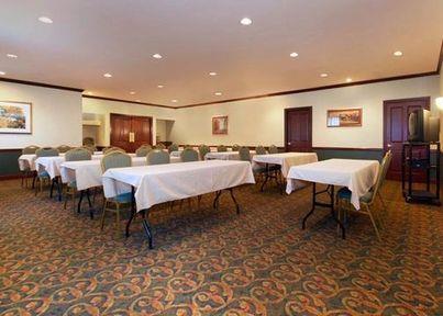 Отель Comfort Inn & Suites