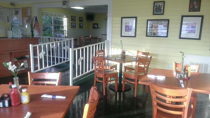 Отель Lakeside Inn and Cafe
