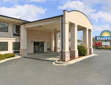Отель Days Inn Greensboro Airport