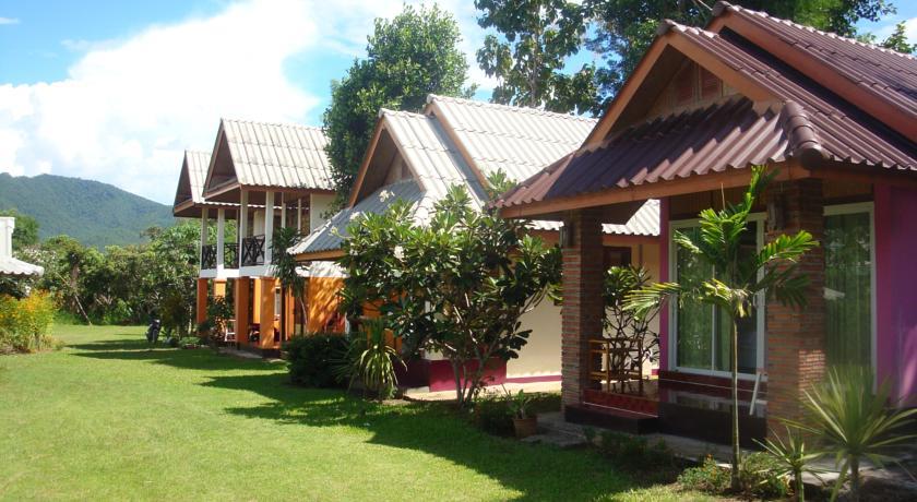 Baan Aomsin Resort