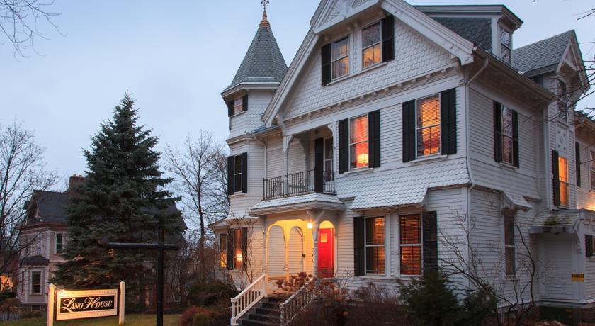Мини-отель Lang House on Main Street Bed & Breakfast