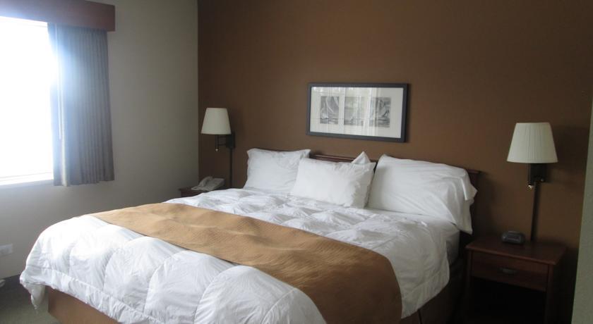 Отель AmericInn Charlevoix
