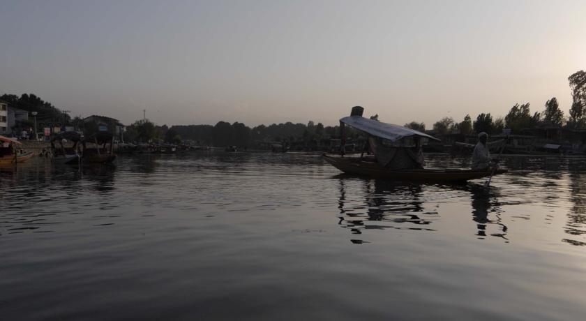 Отель Boat Royal Lodge