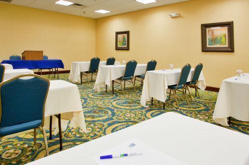 Отель Holiday Inn Express - Richmond Downtown