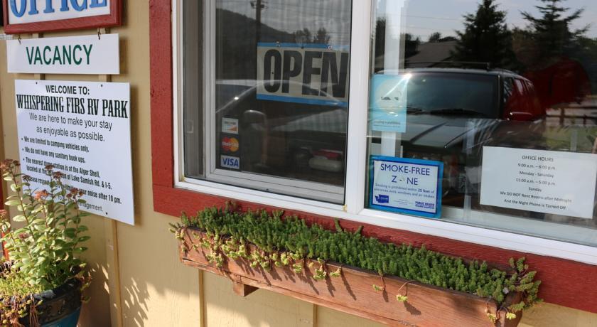 Отель Whispering Firs Motel