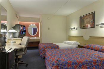 Отель Red Roof Inn Belleville