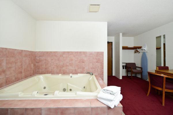Отель Americas Best Value Inn - Whitehall