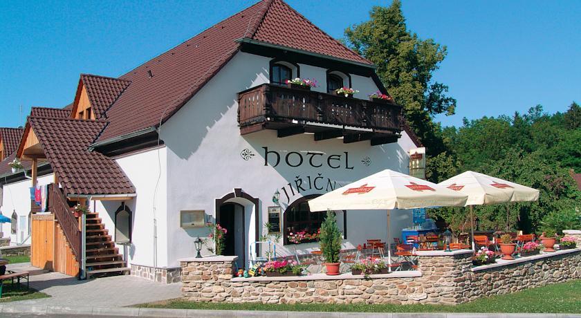 Отель Hotel Jiřičná