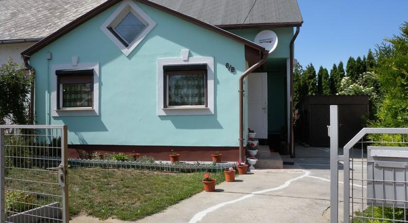 Апартаменты Holiday Home Balatonszarszo 3