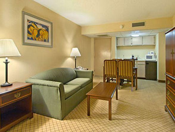 Отель Howard Johnson Plaza Hotel Wichita Falls